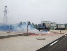 曹县某垃圾焚烧发电厂内垃圾运输车在汽车衡外排起长队
